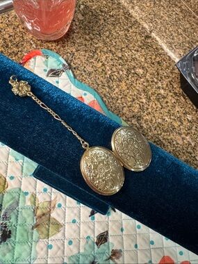 Vintage Sarah Coventry Oval Locket Pendant Jewelry Gold Tone